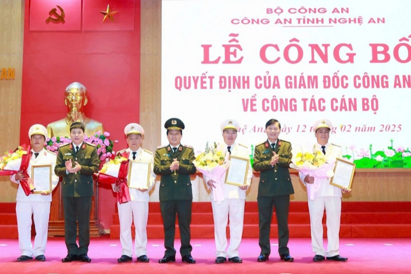 Lãnh đạo Công an tỉnh Nghệ An trao quyết định điều động và chúc mừng 4 phó trưởng công an huyện giữ chức vụ trưởng, phó công an xã. Ảnh: Dân Trí