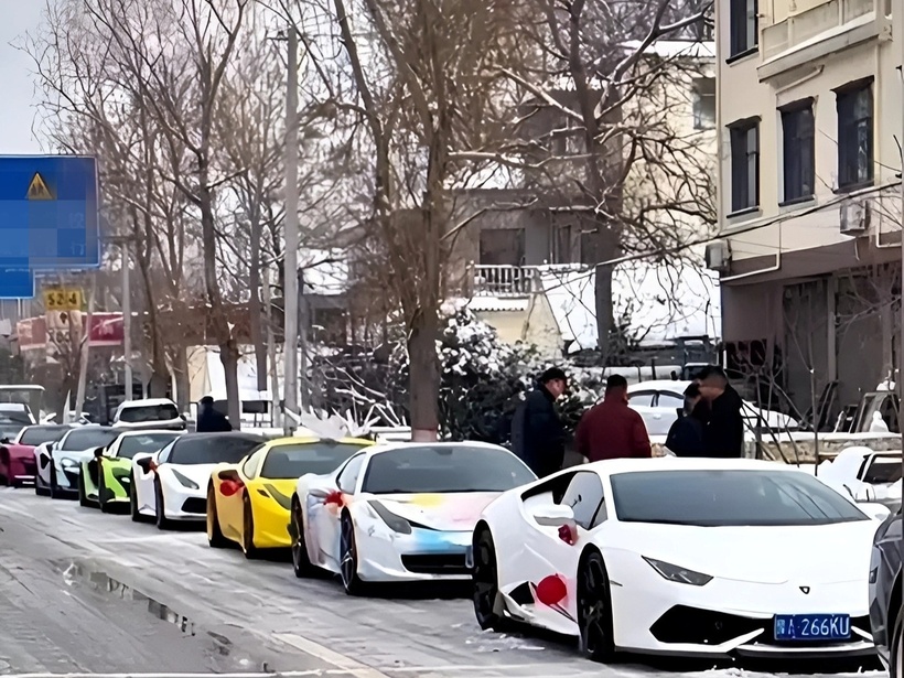 Đoàn xe cưới bao gồm chiếc Rolls-Royce ở phía trước và loạt xe Lamborghini và Ferrari nối đuôi nhau suốt con đường. Ảnh: Sing Tao Daily.