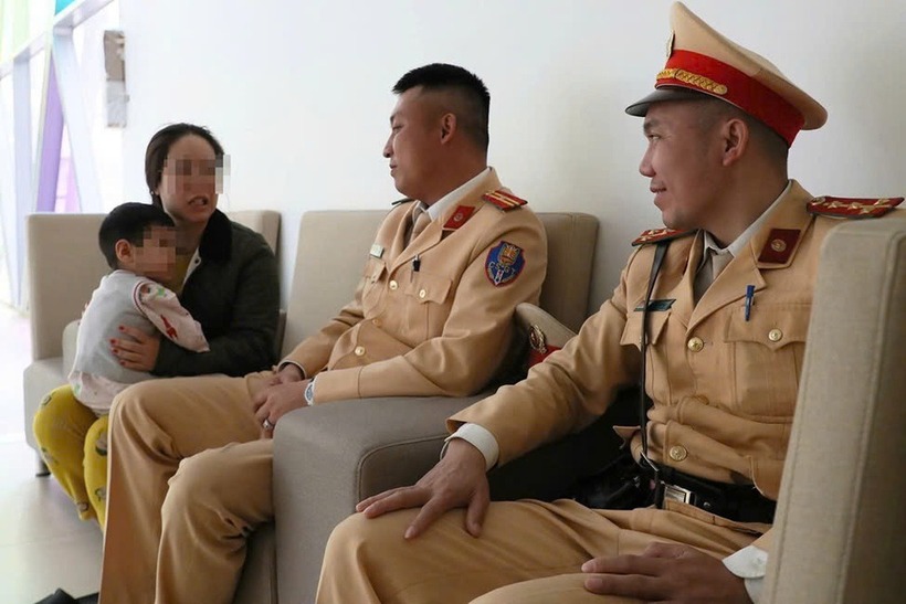 Thiếu tá Nguyễn Văn Dũng và Đại úy Nguyễn Tiến Cảnh đến thăm cháu N.K.N. Ảnh: Dân trí