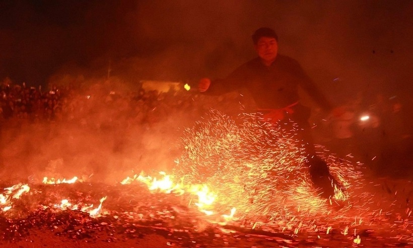 Nghi lễ tắm than của người Dao Đỏ.