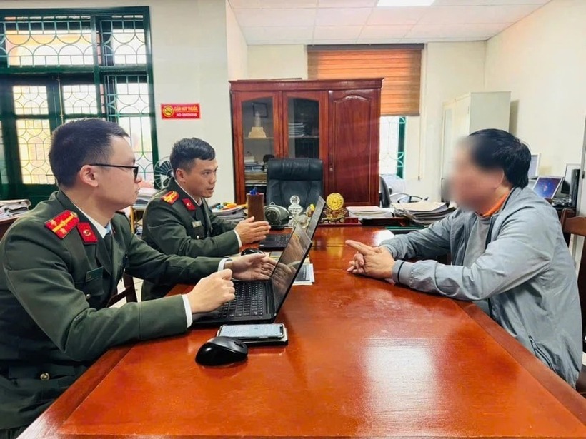 Công an làm việc với một trong ba quản trị nhóm Zalo báo chốt CSGT. Ảnh: PLO