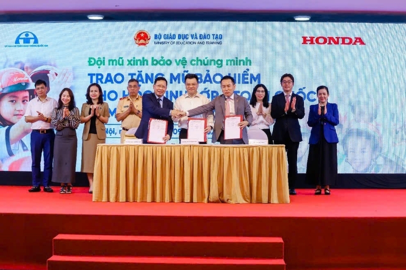 Honda Việt Nam trao tặng mũ bảo hiểm cho học sinh lớp 1 trên toàn quốc năm học 2024 - 2025. Ảnh: HVN