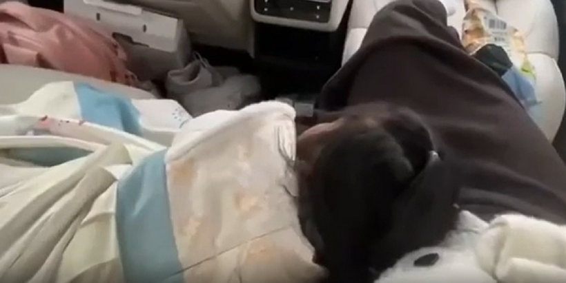 Em bé say giấc nồng, vô tư chìm vào giấc ngủ yên bình, đối lập hoàn toàn với sự thật trần trụi đang diễn ra phía trước. Ảnh cắt từ clip