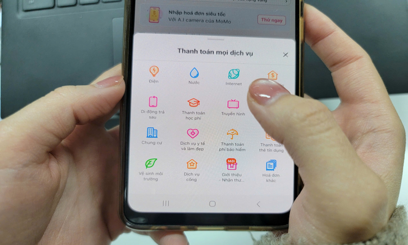 Người dân có thể nộp phí vệ sinh môi trường qua các ứng dụng ngân hàng, ví điện tử.