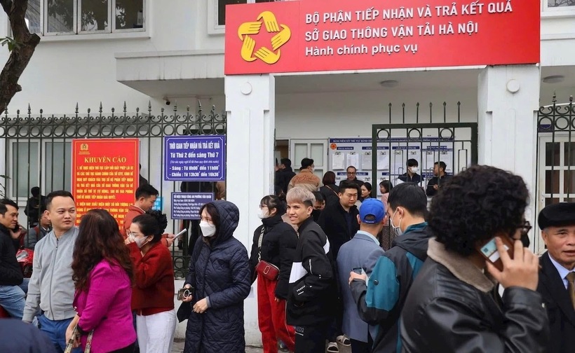 Hình ảnh người dân xếp hàng chờ cấp đổi giấy phép lái xe