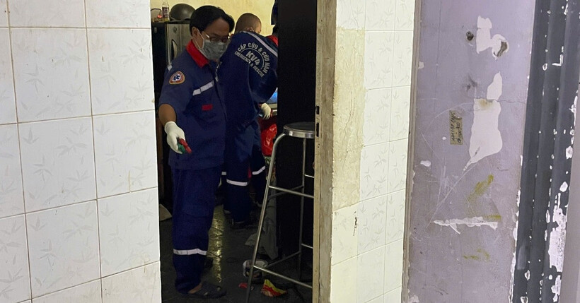 Thi thể người đàn ông được phát hiện chết trong tư thế ngồi treo cổ được đưa về nhà xác. (Ảnh: VietnamNet)