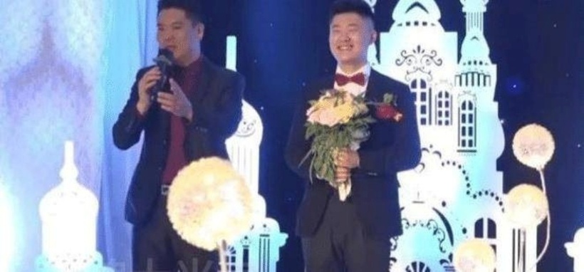 Khuôn mặt anh tràn đầy hạnh phúc khi thấy cô dâu của mình sắp bước tới bên cạnh.
