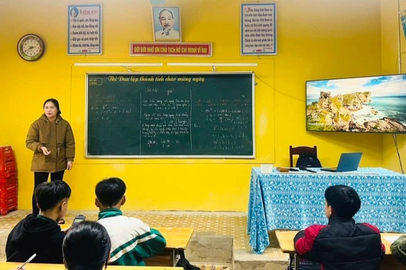 Giáo viên Trường THCS Yên Khê trong buổi củng cố kiến thức cho học sinh chiều 19/2. Ảnh: Dân trí