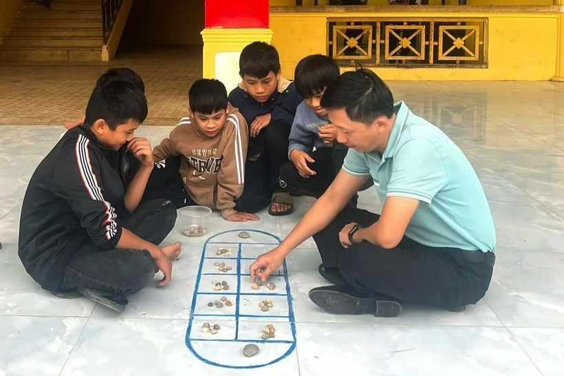 Hiệu trưởng Trường THCS Yên Khê và học sinh trong một hoạt động tổ chức trong giờ ra chơi. Ảnh: Dân trí