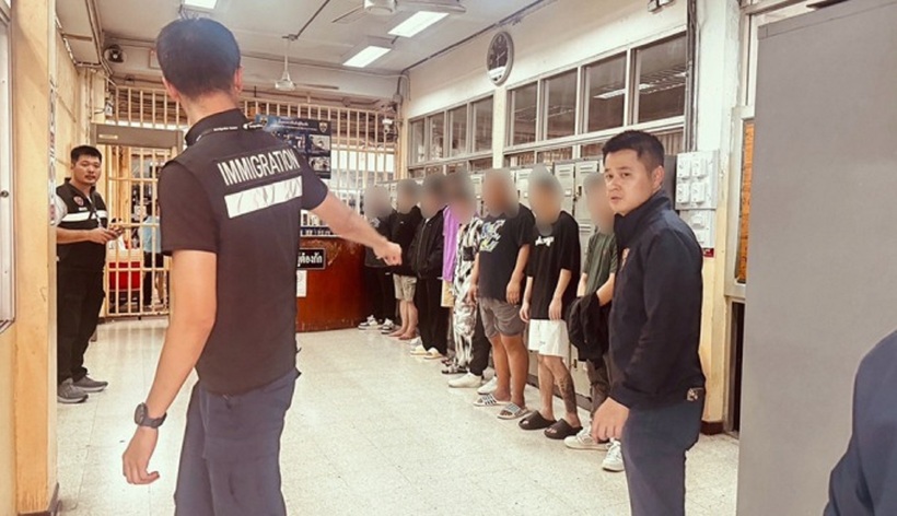 Cảnh sát áp giải 10 nghi phạm Trung Quốc về Trung tâm Giam giữ người nhập cư ngày 14/2, để chuẩn bị bàn giao cho giới chức Trung Quốc. Ảnh: Khaosod