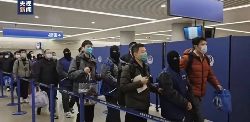 Băng nhóm bắt cóc, lừa đảo bị dẫn độ về Trung Quốc. Ảnh cắt từ video/ CCTV