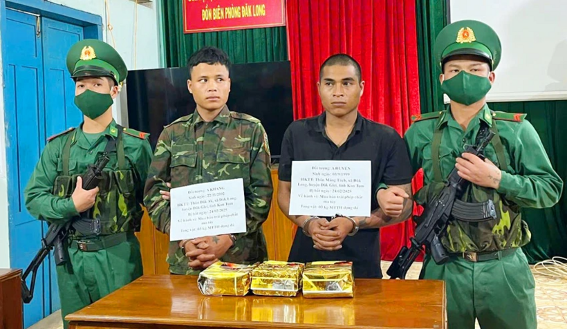 A Khang và A Huyền cùng tang vật là 3 kg ma túy đá bắt giữ. Ảnh: Pháp luật TP.HCM