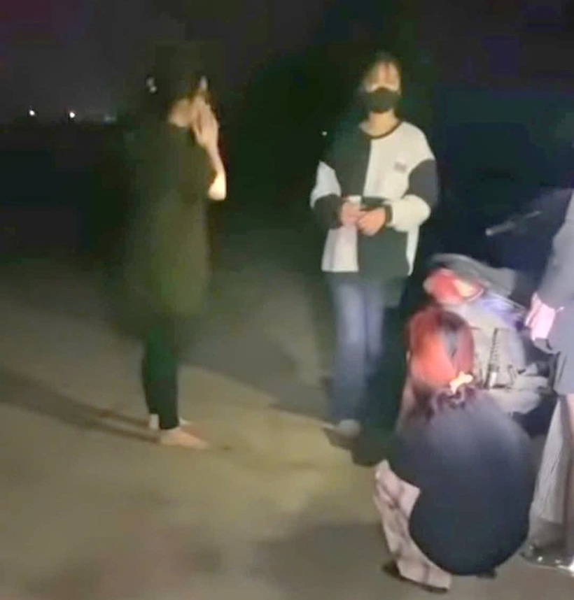 Một nữ sinh lớp 10 ở Ninh Bình vừa bị nhóm bạn đánh hội đồng, phải nhập viện điều trị. Ảnh: Dân Việt