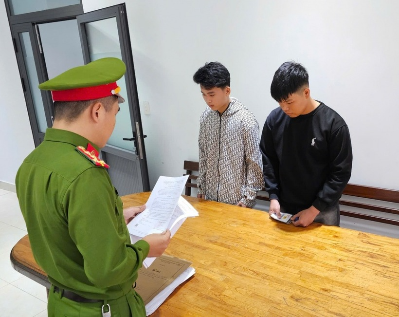 Bị can Nguyễn Văn Tường Vũ và Phan Văn Đạt bị khởi tố về hành vi cướp tài sản, cố ý làm hư hỏng tài sản. Ảnh: VOV.