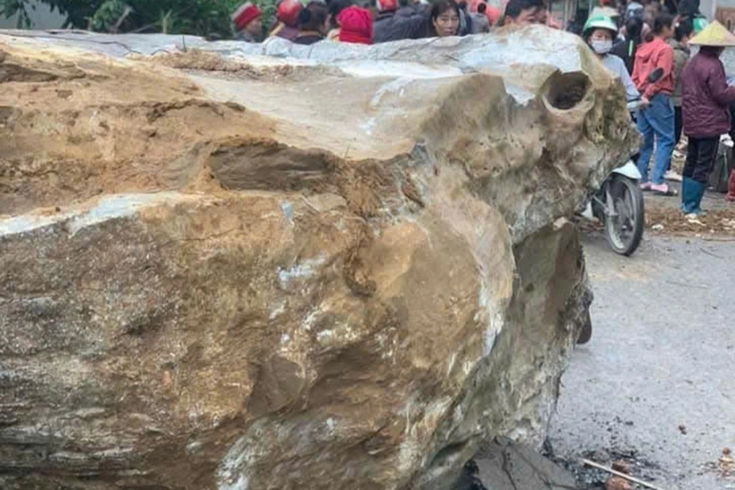 Khối đá lớn rơi từ trên núi xuống. Ảnh: Dân Trí