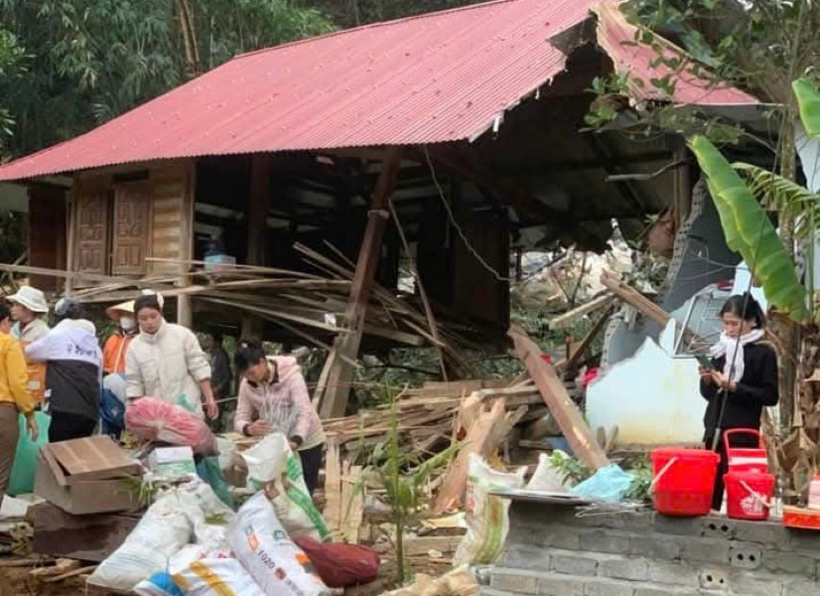 Nhà ông Hanh bị đá lăn hư hỏng tài sản. Ảnh: VietNamNet
