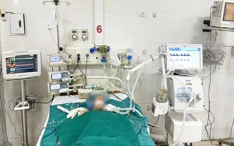 Bé trai nhập viện trong tình trạng ngừng tuần hoàn, suy hô hấp, hôn mê sau khi ăn kẹo dẻo hình nhãn cầu. Ảnh: VTV Online