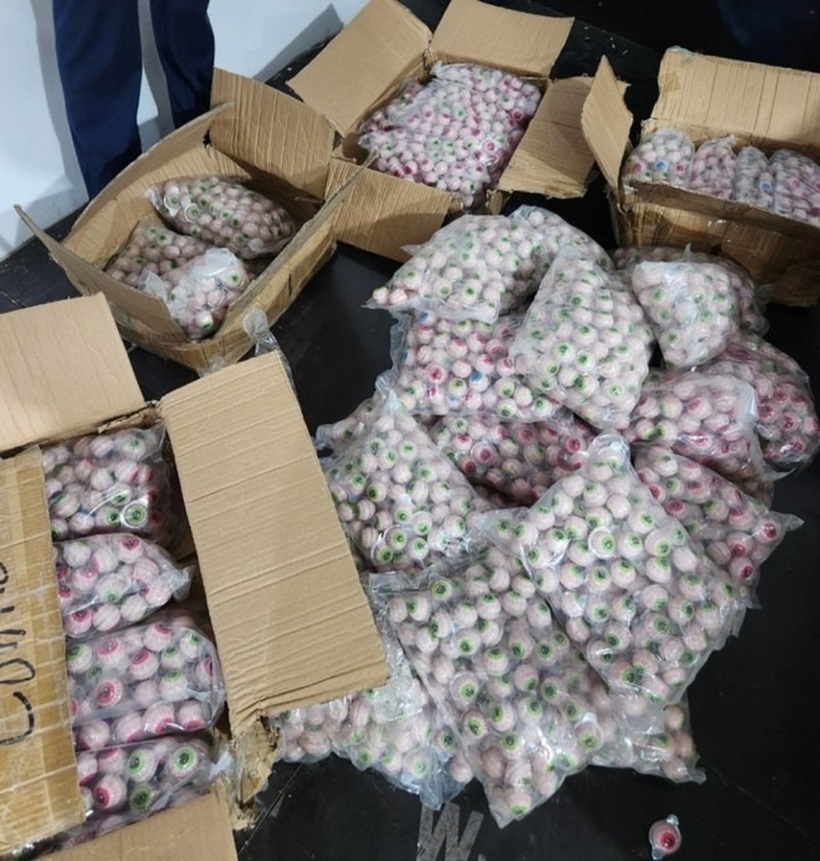 Số lượng kẹo hình nhãn cầu bị thu giữ. Ảnh: Lao động