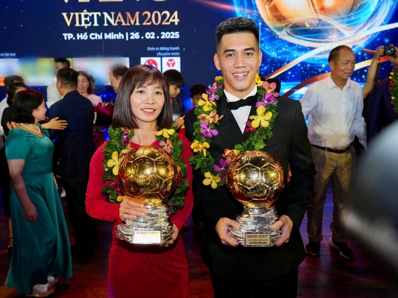 Nguyễn Tiến Linh giành danh hiệu Quả bóng vàng nam 2024, còn Trần Thị Thùy Trang được xướng tên ở hạng mục Quả bóng vàng nữ 2024. Ảnh: Thanh Niên