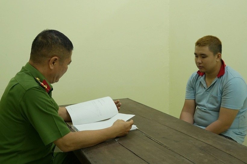 Cơ quan thi hành án hình sự Công an tỉnh Tiền Giang làm việc với đối tượng Nguyễn Hoàng Long. (Ảnh: Dân trí)