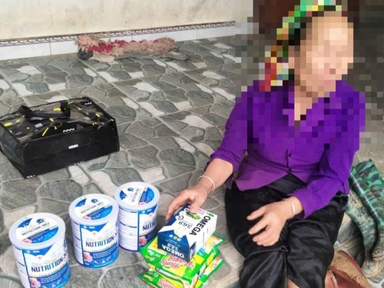 Mẹ của anh Y. là một trong những trường hợp đã mua sữa và các sản phẩm khác từ nhóm người lạ với tổng số tiền 2,5 triệu đồng. Ảnh: Dân Việt