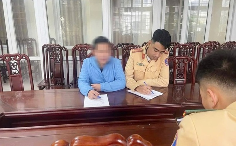 Công an làm việc với ông T. - người chạy xe ô tô dán băng dính đổi biển số. (Ảnh: Tuổi trẻ)