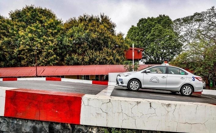 Cảnh sát giao thông tập huấn sát hạch giấy phép lái xe. (Ảnh: Tuổi trẻ)