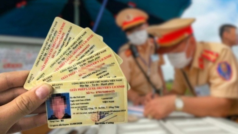 Người dân làm thủ tục cấp, đổi giấy phép lái xe năm 2025 có thể làm bằng hình thức trực tuyến hoặc trực tiếp. Ảnh minh họa