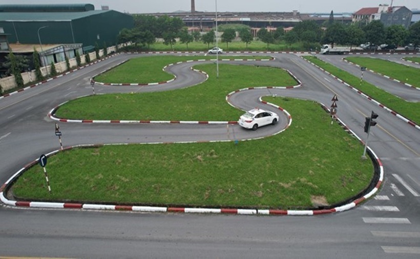 Người dự sát hạch điều khiển xe ôtô sát hạch, xử lý các tình huống trên đường giao thông và thực hiện theo hiệu lệnh của sát hạch viên. (Ảnh: Lao động)