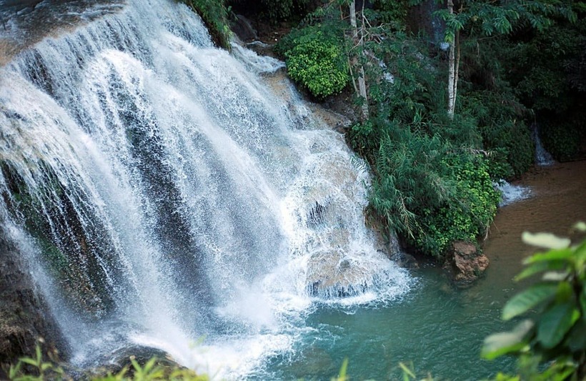 Đến thác Tam Hợp vào mùa mưa sẽ được đắm chìm trong không gian rất đỗi thơ mộng.
