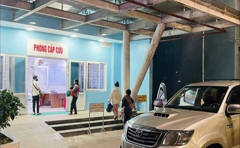 Ngay trong đêm, thầy Phương lái xe vượt cả trăm cây số để đưa 4 trẻ đi cấp cứu. (Ảnh: VTC News)