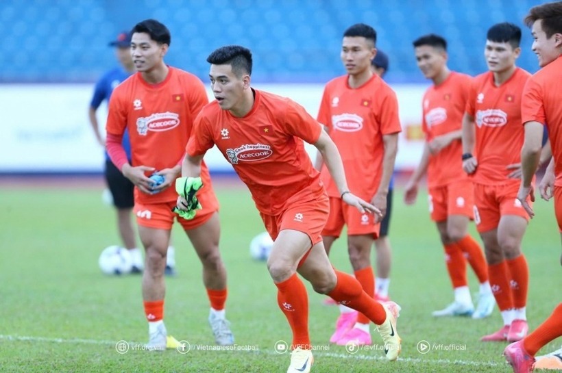 Tại buổi tập chiều ngày 21/3 cùng đội tuyển, Tiến Linh không may tái phát chấn thương. Điều này làm dấy lên nghi ngại về khả năng ra sân gặp Lào sắp tới. Ảnh: VFF.
