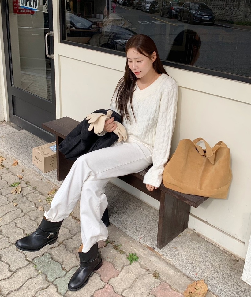 Áo len trắng luôn là món thời trang được yêu thích hàng đầu