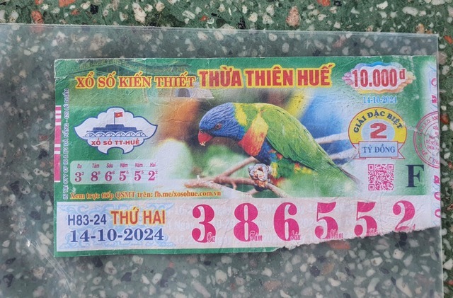 Tờ vé số trúng giải độc đắc 2 tỷ đồng. (Ảnh: Thanh niên)