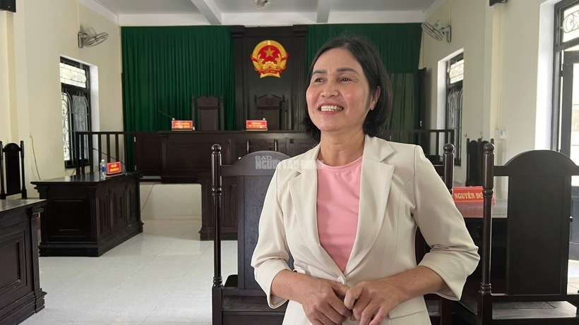 Bà Nguyễn Thị Nguyệt vui mừng với kết quả phiên tòa. (Ảnh: Người lao động)