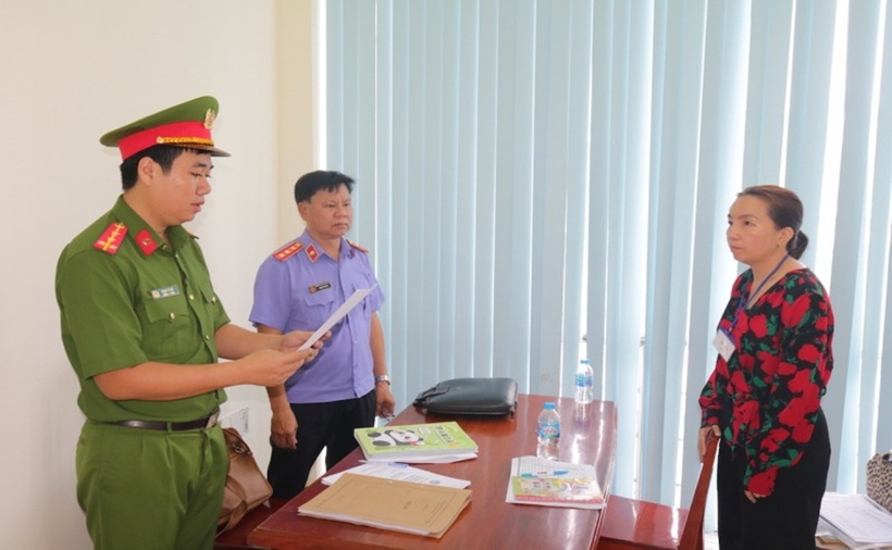 Cơ quan điều tra tống đạt các quyết định tố tụng đối với bị can Trần Thị Thúy Lan vào đầu tháng 3. (Ảnh: Công an nhân dân)