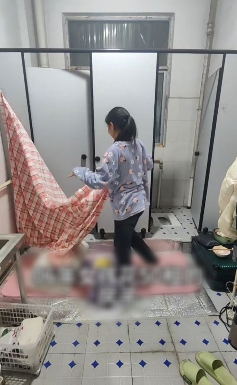 Cô gái thuyết phục chủ cửa hàng cho ngủ lại trong nhà vệ sinh.