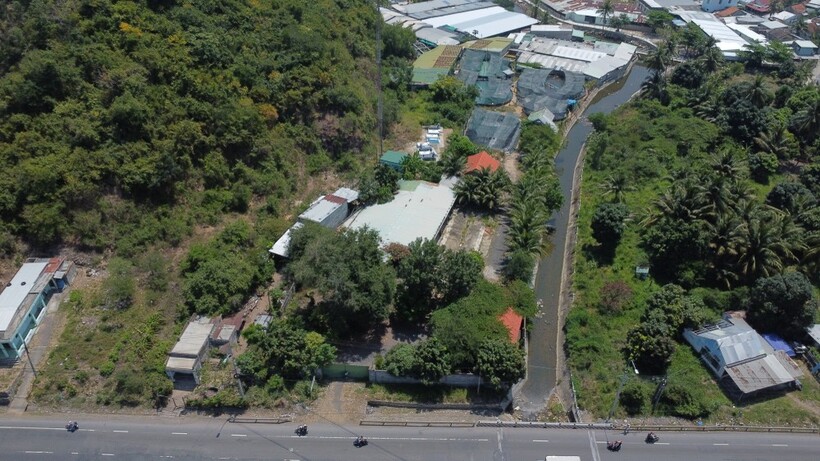 Kho xưởng chứa ma túy ở 47 Cát Lợi, xã Vĩnh Lương nằm ngay mặt đường Quốc lộ 1. (Ảnh: Tiền phong)