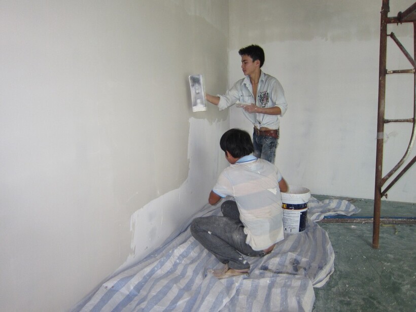 Sơn nhà là một bước quan trọng trong quá trình hoàn thiện công trình, ảnh hưởng đến cả thẩm mỹ lẫn độ bền của tường. Ảnh minh họa