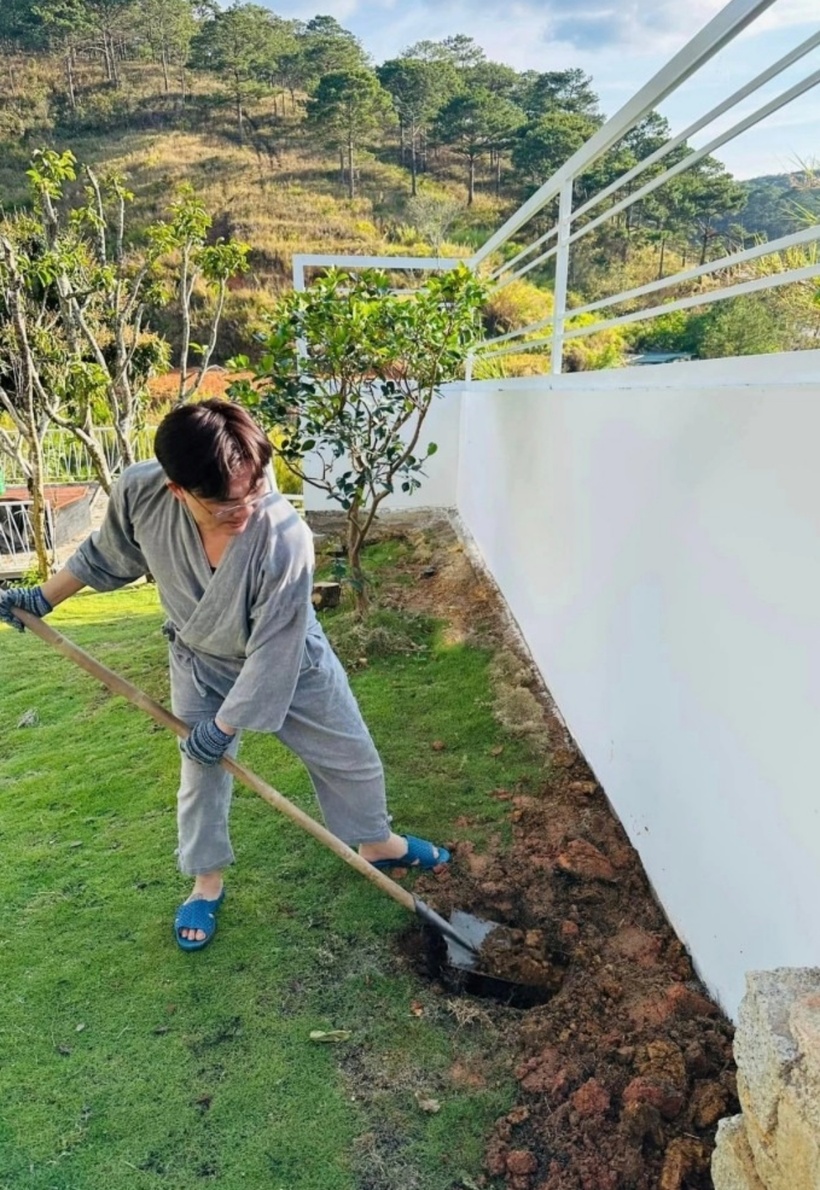 Nam MC tiết lộ anh mua mảnh đất và làm nhà vườn tại Đà Lạt từ năm 2024. Đến tháng 1, ngôi nhà 2 tầng cơ bản được hoàn thành.&nbsp;"Tôi thích cuộc sống điền viên nên tìm mua đất, làm nhà vườn vào năm ngoái, trải nghiệm công việc nhà nông", Đại Nghĩa nói.
