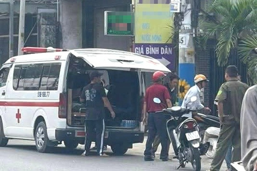 Xe cứu thương đưa thi thể nạn nhân về nhà xác bệnh viện. Ảnh: Dân Trí