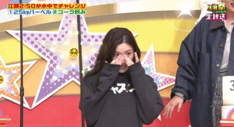 Mei Nagano nật khóc và không thể tiếp tục ghi hình