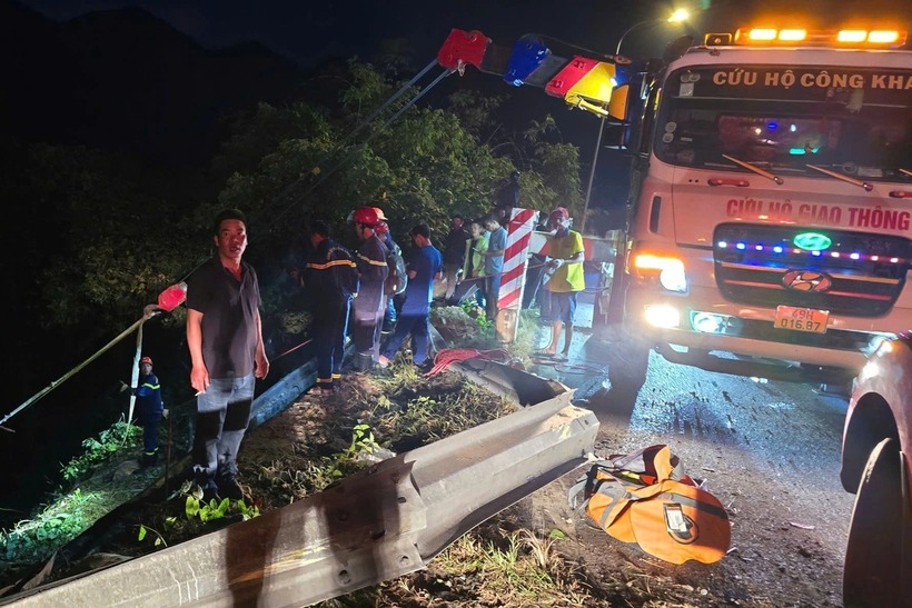 Lực lượng chức năng dùng xe cẩu đưa ô tô khách gặp nạn lên khỏi vực sâu. (Ảnh: Dân trí)