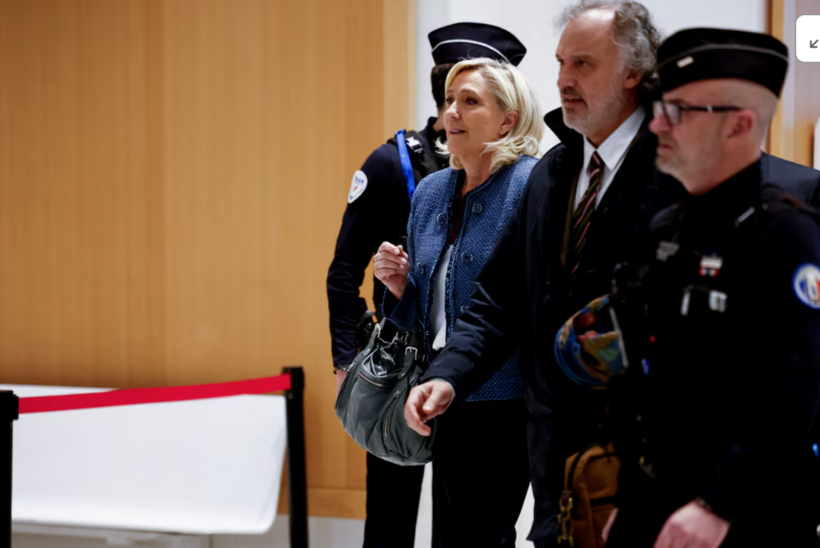 Bà Marine Le Pen bước ra khỏi tòa án sau phiên xử. Ảnh: Reuters.