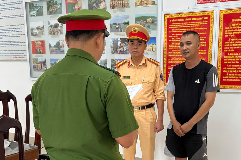 Cơ quan Cảnh sát điều tra Công an tỉnh Bình Dương đọc lệnh tạm giữ hình sự với Nguyễn Tiến Hải. Ảnh: CACC