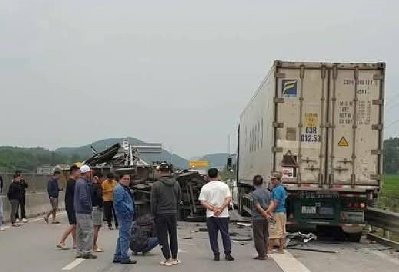 Hiện trường xảy ra vụ tai nạn. Ảnh: Báo Người lao động.