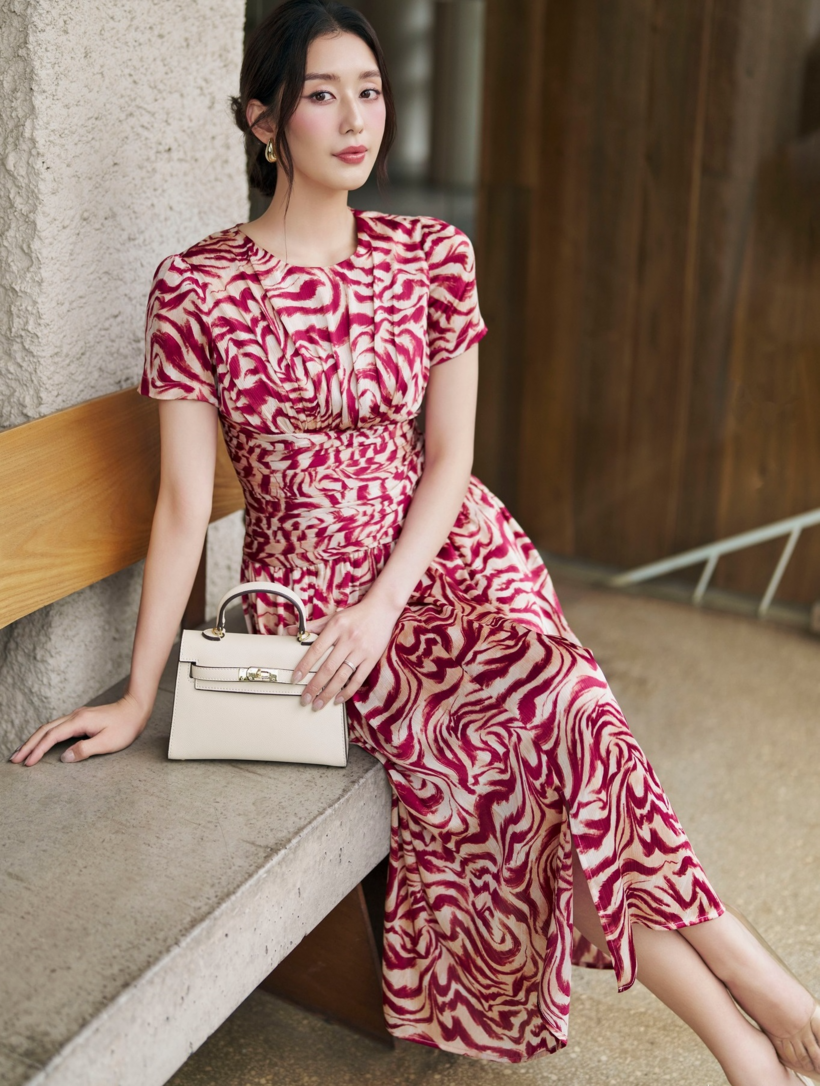 Mẫu đồ hoạ tiết nnày sẽ giúp style của phụ nữ trên 40 tuổi thêm bắt mắt, trẻ trung.