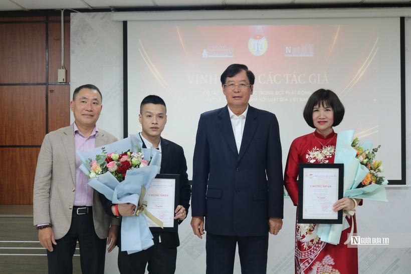 TS. Trần Công Phàn – Phó Chủ tịch thường trực Hội Luật gia Việt Nam, Nhà báo Phạm Quốc Huy – Tổng Biên tập Tạp chí Đời sống và Pháp luật tặng hoa và chứng nhận cho các tác giả đạt giải.
