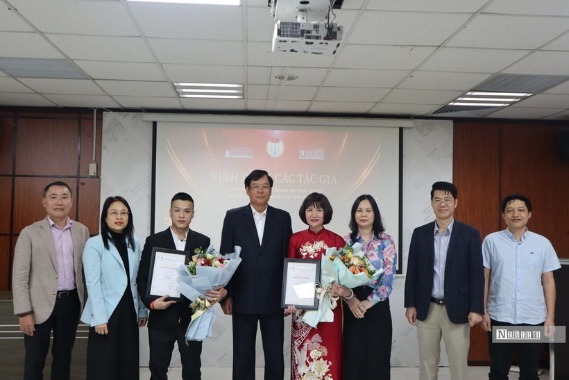 Đại diện lãnh đạo Hội Luật gia Việt Nam, lãnh đạo Tạp chí Đời sống và Pháp luật chụp ảnh lưu niệm cùng các tác giả đạt giải.