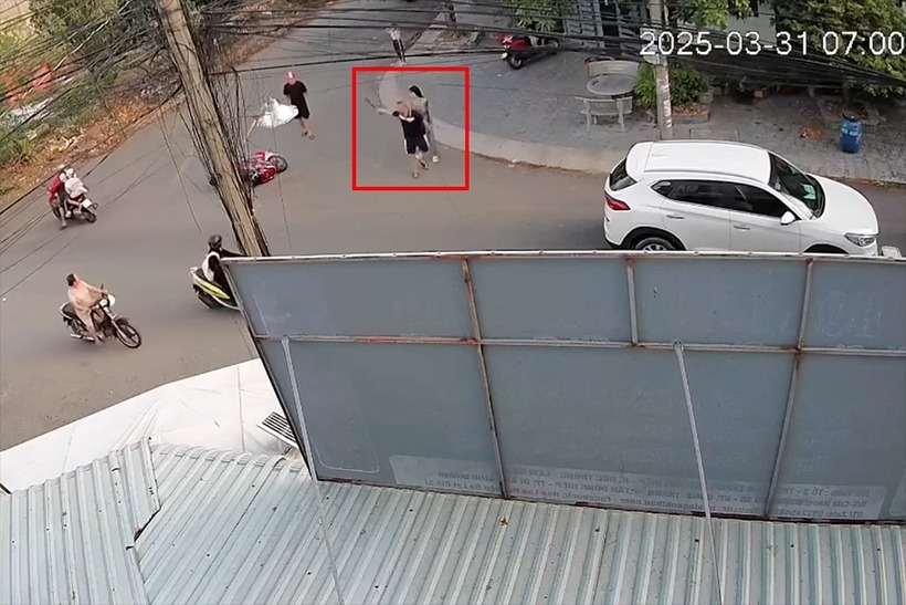 Tài xế ôtô chỉ dừng lại khi người phụ nữ đi cùng chạy lại can ngăn. Ảnh: VietNamNet.